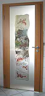 Stilvolle Holzglastür mit aufwendigen Glasdesign