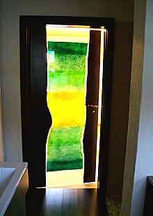 Fantasievolle Badezimmertür mit Fusingglas Design
