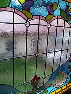 Traditionelle Bleiverglasung mit Buntglas im Fenster